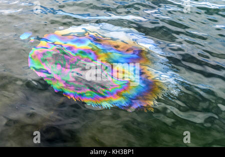 La marée noire de l'USS Arizona Memorial à Pearl Harbor hawaii. positionné directement sur le reste du navire qui continue à libérer de l'huile. Banque D'Images