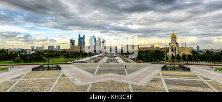 Vue depuis la colline Poklonnaya à victory Park, Moscou, Russie. vue de la ville de Moscou en construction et l'église Saint George. Banque D'Images