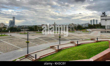 Vue depuis la colline Poklonnaya à victory Park, Moscou, Russie. Vue sur stalist gratte-ciel en arrière-plan. Banque D'Images