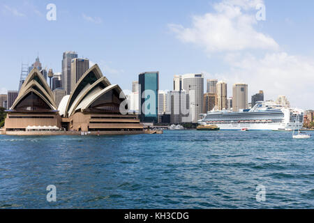 Bateau de croisière amarré dans le port de Sydney de l'Opéra et le quartier d'affaires central, New South Wales, Australie Banque D'Images