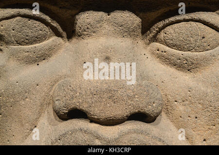 Une Tête Colossale Olmèque sculptée dans un gros rocher de basalte. La tête remonte à au moins avant 900 avant J.C. et qui est un trait distinctif de la olmèque civi Banque D'Images