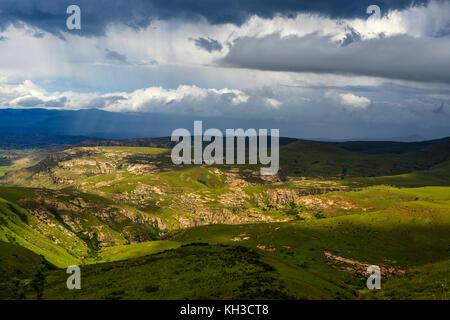 Paysage vallonné de la région Butha-buthe du Lesotho. pluie tombant dans la distance. Le Lesotho, officiellement le royaume du Lesotho est un pays enclavé, countr Banque D'Images