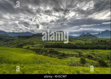 Vue spectaculaire sur les collines de la gamme drakensberg dans le jeu des géants, le Kwazulu-Natal, Afrique du Sud. Banque D'Images