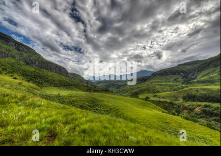 Vue spectaculaire sur les collines de la gamme drakensberg dans le jeu des géants, le Kwazulu-Natal, Afrique du Sud. Banque D'Images