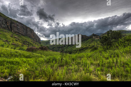 Vue spectaculaire sur les collines de la gamme drakensberg dans le jeu des géants, le Kwazulu-Natal, Afrique du Sud. Banque D'Images