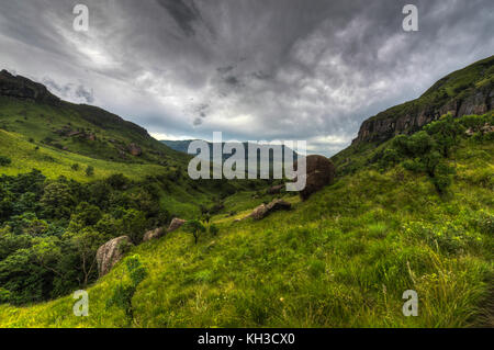 Vue spectaculaire sur les collines de la gamme drakensberg dans le jeu des géants, le Kwazulu-Natal, Afrique du Sud. Banque D'Images