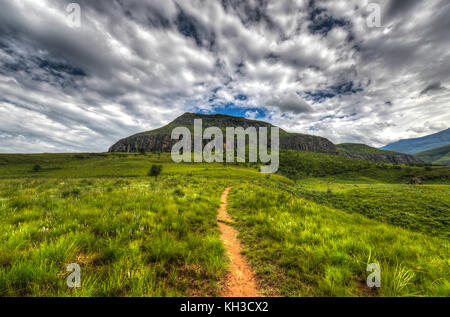 Vue spectaculaire sur les collines de la gamme drakensberg dans le jeu des géants, le Kwazulu-Natal, Afrique du Sud. Banque D'Images