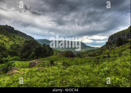 Vue spectaculaire sur les collines de la gamme drakensberg dans le jeu des géants, le Kwazulu-Natal, Afrique du Sud. Banque D'Images