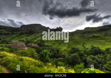 Vue spectaculaire sur les collines de la gamme drakensberg dans le jeu des géants, le Kwazulu-Natal, Afrique du Sud. Banque D'Images