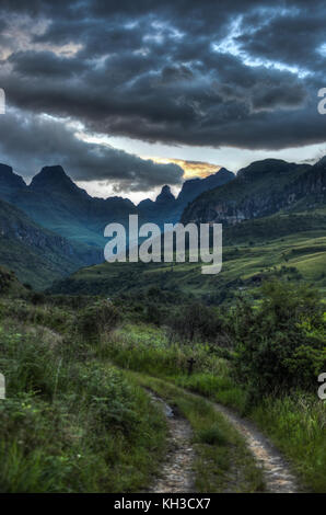 Vue spectaculaire sur les collines de la gamme drakensberg dans le jeu des géants, le Kwazulu-Natal, Afrique du Sud. Banque D'Images