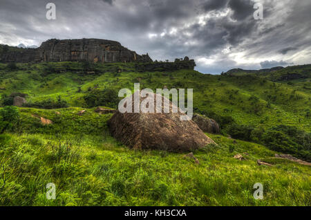 Des vues spectaculaires sur les collines de la gamme drakensberg dans le jeu des géants, le Kwazulu-Natal, Afrique du Sud. Banque D'Images