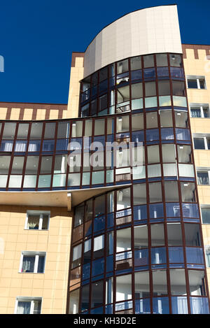 Bel appartement moderne de chambre avec balcon Banque D'Images