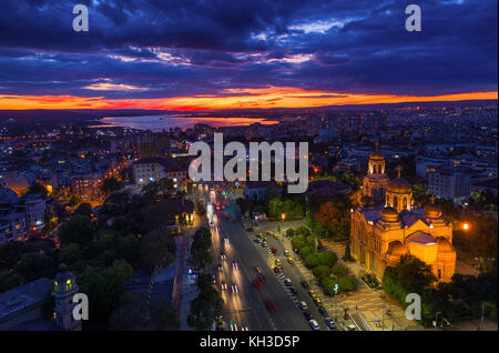 Vue aérienne de Varna au coucher du soleil. Banque D'Images