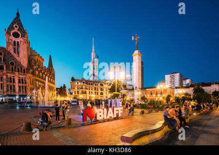 Batumi, Géorgie, l'Adjarie - septembre 8, 2017 : les gens se reposant près de statue de Medea en europe square en soirée. Banque D'Images