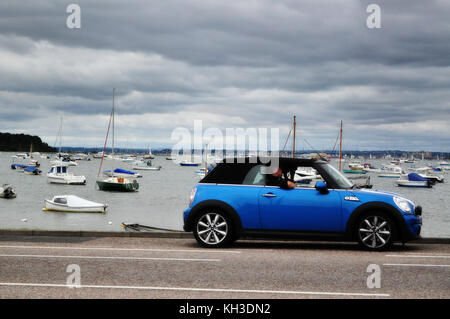 Mini cooper bleu parqué sur la plage à bournmouth, royaume uni sur une journée nuageuse. Banque D'Images