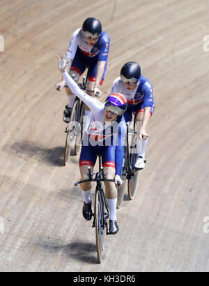 Elinor Barker en Grande-Bretagne célèbre avec Neah Evans et Emily Nelson après avoir remporté la course de l'équipe féminine, lors du troisième jour de la COUPE du monde de cyclisme SUR piste TISSOT UCI au Centre national de cyclisme HSBC Royaume-Uni, à Manchester. Banque D'Images