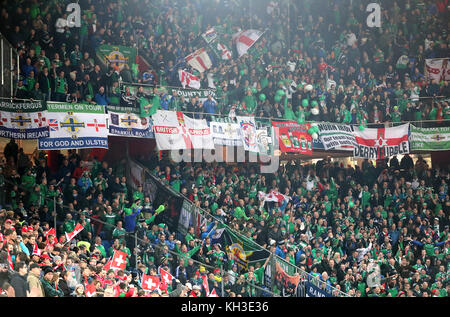 Une vue générale des fans de Norther Ireland dans les stands avant le match de deuxième match de qualification de la coupe du monde de la FIFA au parc St Jakob, Bâle. Banque D'Images