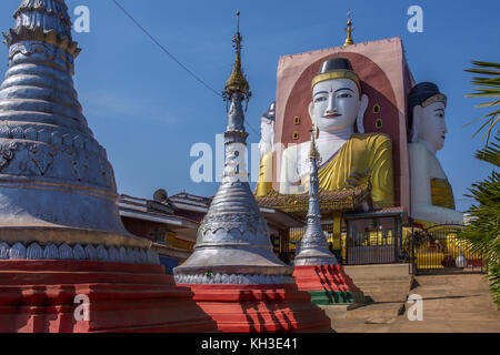 Le Kyeik Pun pagode à Bago au Myanmar. C'est la pagode quatre statues de Bouddha géant vers les quatre points cardinaux. Banque D'Images