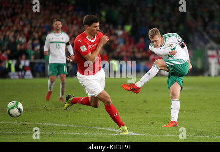 George Saville, d'Irlande du Nord, a tiré sur le but lors du match de deuxième jambe de qualification de la coupe du monde de la FIFA au parc St Jakob, Bâle. Banque D'Images