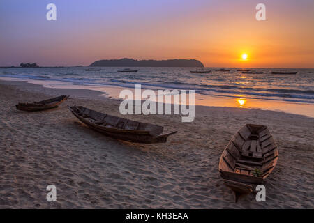 Coucher du soleil à Ngapali Beach Resort dans l'État de Rakhine au Myanmar (Birmanie). Banque D'Images