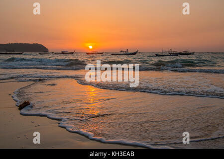 Coucher du soleil à Ngapali Beach Resort dans l'État de Rakhine au Myanmar (Birmanie). Banque D'Images