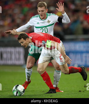 Stephan Lichtsteiner (à gauche), en Suisse, et George Saville, en Irlande du Nord, se battent pour le ballon lors du deuxième match de qualification de la coupe du monde de la FIFA au parc St Jakob, Bâle. Banque D'Images