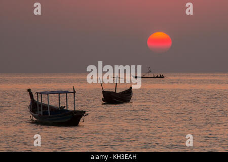 Coucher du soleil à Ngapali Beach Resort dans l'État de Rakhine au Myanmar (Birmanie). Banque D'Images