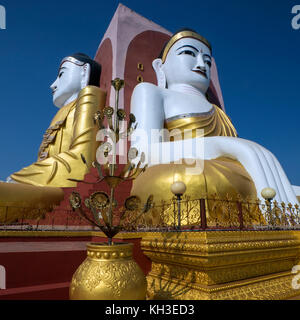 Le Kyeik Pun pagode à Bago au Myanmar. C'est la pagode quatre statues de Bouddha géant vers les quatre points cardinaux. Banque D'Images