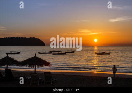 Coucher de soleil sur la plage de Ngapali Resort sur la côte de l'État de Rakhine au Myanmar (Birmanie). Banque D'Images