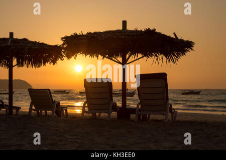 Coucher de soleil sur la plage de Ngapali Resort sur la côte de l'État de Rakhine au Myanmar (Birmanie). Banque D'Images