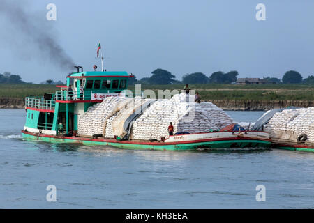 Le trafic fluvial sur le Fleuve Irrawaddy River (rivière Ayeyarwaddy) au Myanmar (Birmanie). C'est le plus grand fleuve du pays et la plus importante voie navigable commerciale Banque D'Images