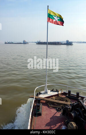 Le trafic fluvial sur le Fleuve Irrawaddy River (rivière Ayeyarwaddy) au Myanmar (Birmanie). C'est le plus grand fleuve du pays et la plus importante voie navigable commerciale Banque D'Images