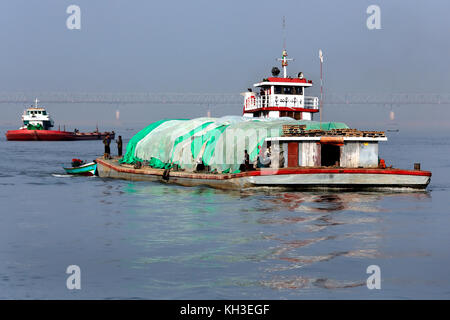 Le trafic fluvial sur le Fleuve Irrawaddy River (rivière Ayeyarwaddy) au Myanmar (Birmanie). Il est le plus grand fleuve et la plus importante voie navigable commerciale en Birmanie. Banque D'Images