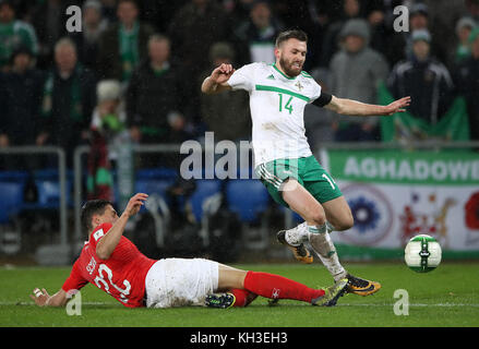 Fabian Schar (à gauche), en Suisse, se présente pour défier Stuart Dallas, en Irlande du Nord, lors du match de qualification de deuxième jambe de la coupe du monde de la FIFA au parc St Jakob, Bâle. Banque D'Images