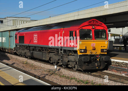 Classe 66 db à la tête d'un train en direction de conteneurs grâce à Peterborough (cambridgeshire, Angleterre, RU Banque D'Images