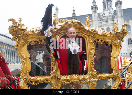 Le nouveau Lord-maire de Londres, Charles Bowman, vagues son chapeau tricorne de la maire d'or du transport à l'extérieur de la maison dans la ville de Londres Banque D'Images