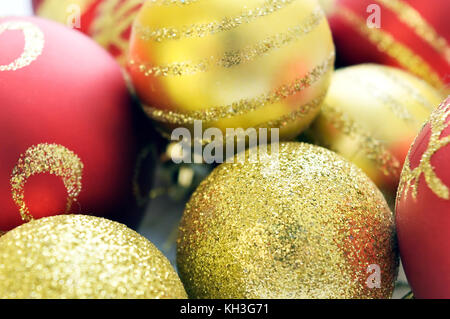 Libre de certaines décorations de Noël (boules) sur une surface blanche Banque D'Images