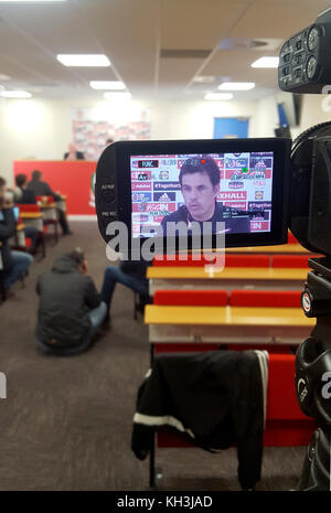 Chris Coleman, directeur du pays de Galles, est vu à l'écran d'une caméra TV lors d'une conférence de presse au Cardiff City Stadium. Banque D'Images