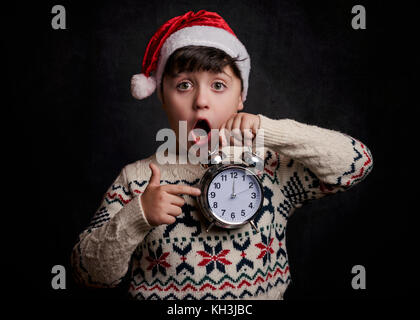 L'enfant surpris dans le nouvel an sur fond noir Banque D'Images
