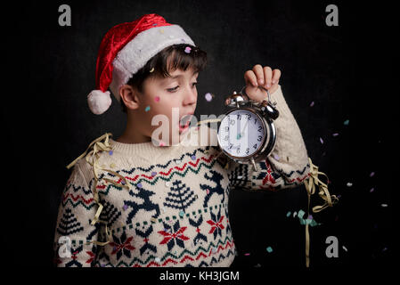 L'enfant surpris dans le nouvel an sur fond noir Banque D'Images