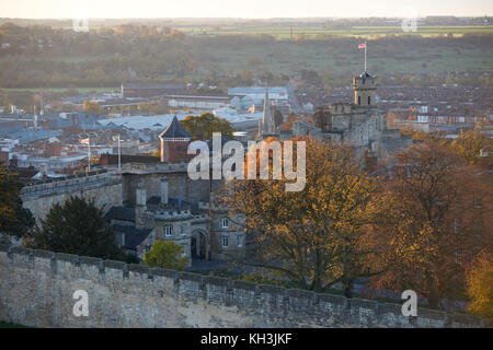 L'Observatoire de la tour de château de Lincoln avec monument commémoratif du Bomber Command à l'arrière-plan - Lincoln, Lincolnshire, Royaume-Uni, Europe Banque D'Images