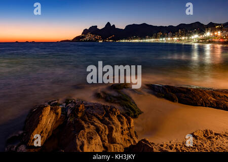 Nuit arrivant à l'Arpoador stone, la plage d'Ipanema à Rio de Janeiro Banque D'Images