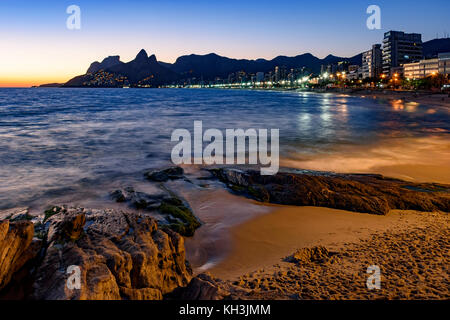 Nuit arrivant à l'Arpoador stone, la plage d'Ipanema à Rio de Janeiro Banque D'Images