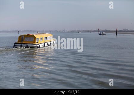 Une maison de vacances de voitures Croisières sur breydon water vers Great Yarmouth. Les Broads, Norfolk, Angleterre. les balises afficher l'itinéraire en évitant les vasières. Banque D'Images