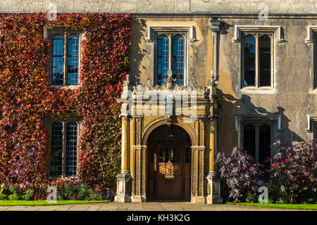 Trinity College grande cour et fontaine d'eau à l'Université de Cambridge. Cambridgeshire England UK Banque D'Images