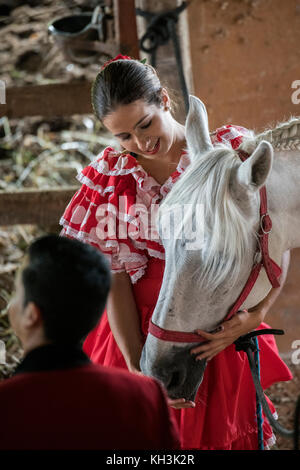 Amérique Centrale, Costa Rica, Province D'Alajuela, Rancho San Miguel. Ranch traditionnel andalou à cheval, femme dans une tenue typiquement espagnole avec Andal gris Banque D'Images