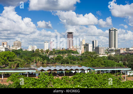 Nairobi city skyline vue de Uhuru Park sur une journée ensoleillée à partiellement nuageux pendant la saison des pluies, Nairobi, Kenya, Afrique de l'Est Banque D'Images