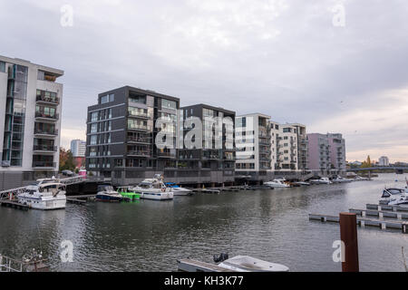 Francfort, Allemagne - 28 octobre 2017 : cher les appartements du westhafen à Francfort avec des nuages Banque D'Images