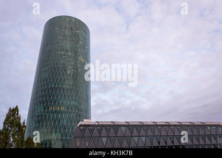 Francfort, Allemagne - 28 octobre 2017 : la tour westhafen sur la rivière Main à Francfort avec des nuages Banque D'Images