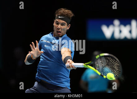 Rafael Nadal d'Espagne pendant son match contre David Goffin de Belgique pendant le deuxième jour des finales du NITTO ATP World Tour à l'O2 Arena, Londres. Banque D'Images